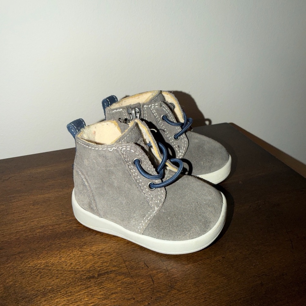 UGG Brown Baby Boots Size 02/03 Infant Kristjan Chukka Boot Gray Zip Closures